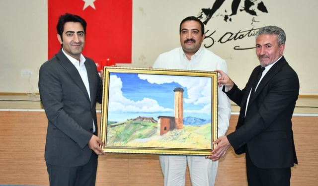 Sarıkamış'ta minik sporculara forma sürprizi: Gençliğe destek verenlere plaket takdim edildi