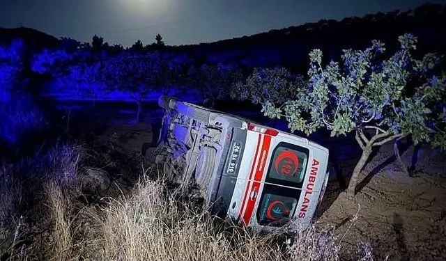 Siirt'te sağlıkçılar devrilen ambulansta kazayı yara atmadan atlattı