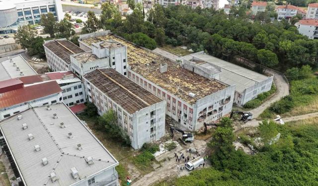Sinop'ta eski hastane binasının yıkımına başlandı