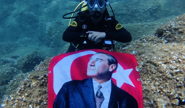 Dalgıçlar, Balıkesir'de 30 Ağustos Zafer Bayramı'nı su altında bayrak açarak kutladı