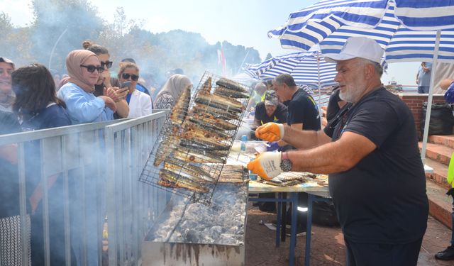Kocaeli'de düzenlenen festivalde 6 bin balık ekmek dağıtıldı