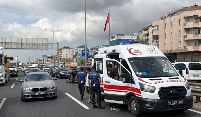 Kocaeli'de SUV ile tırın çarpıştığı kaza nedeniyle D-100 kara yolunda ulaşım aksadı