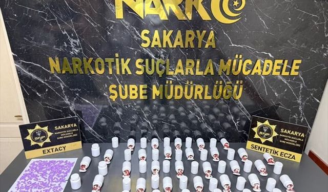 Kuzey Marmara Otoyolu'nda durdurulan araçta 3 bin 147 sentetik ecza ele geçirildi