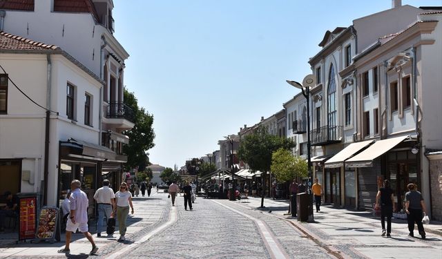 Sokak sağlıklaştırması tamamlanan caddede kurallara uyulması bekleniyor