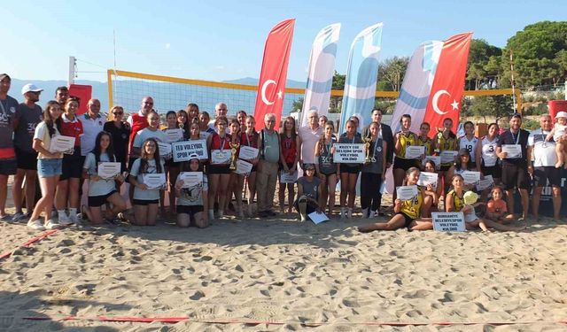 Burhaniye' de plaj voleybolu heyecanı yaşandı