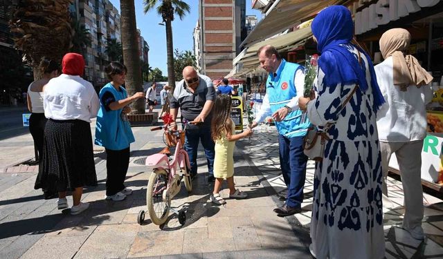Denizli'de Mevlid Kandili'nde 571 gül dağıtıldı