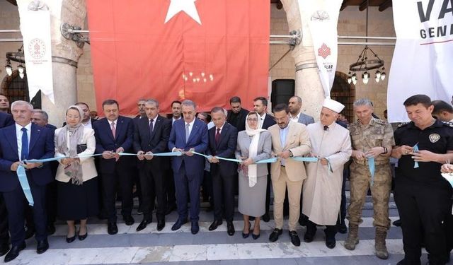 Depremde hasar alan tarihi Ömeriye Cami yeniden ibadete açıldı