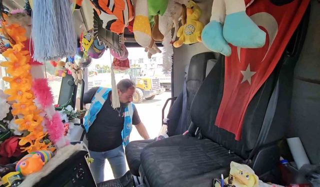 Depremde kız kardeşini ve babasını kaybeden belediye personeli, afetzede çocuklara çöp kamyonuyla mutluluk dağıtıyor