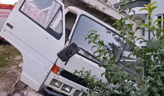 Durdurmaya çalıştığı kamyonetle korkuluk arasında sıkışan genç operasyonla kurtarıldı