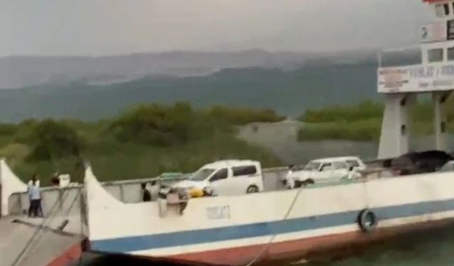 Fırtına feribotun iskeleyeye yanaşmasına izin vermedi