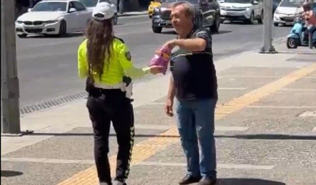 İzmir'de trafik polisi Mevlit Kandili'nde çikolata dağıttı
