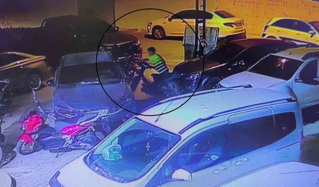 Otomobilin arkasında pusuya yatan çocuk hırsız ile gözcüsü, depremde ailesini ve kolunu kaybeden gencin motosikletini çaldı