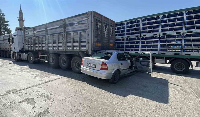 Polisin 'dur' ihtarına uymadı, tırın altına girdi: 1'i ağır 2 yaralı