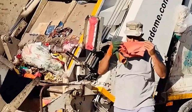 Şanlıurfa'da temizlik personelinin bayrak hassasiyeti takdir topladı