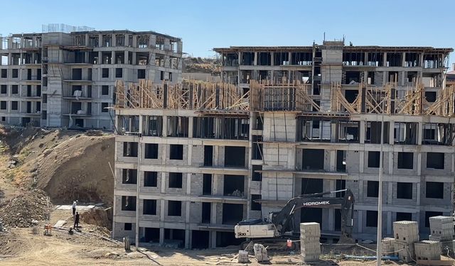 Yüksekova'da vatandaşlar için devlet 48 konutluk binalar yapımına devam ediyor
