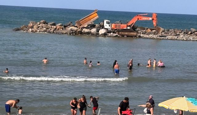 Karasu sahilini korumak için dalgakıran şeridi oluşturuluyor