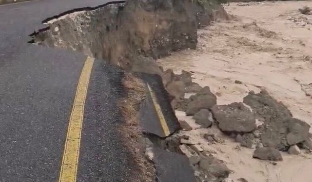 Dere taşma noktasına geldi: Hızlı akan sular yolu çökertti