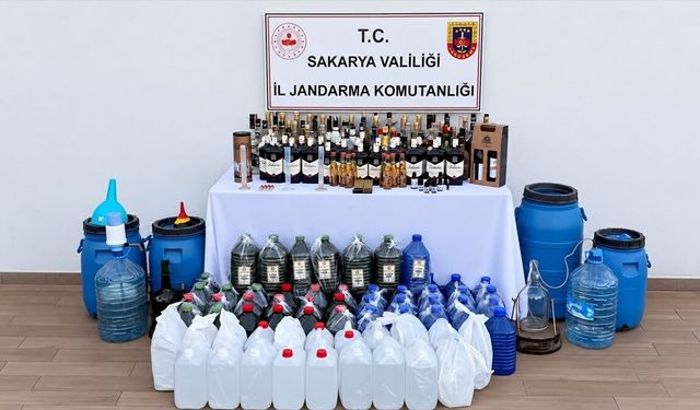 Sakarya'da 400 litre etil alkol ile çok miktarda sahte içki ele geçirildi