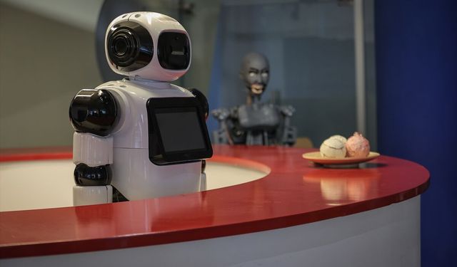 Yerli üretim robot teknoparkta danışma görevlisi oldu