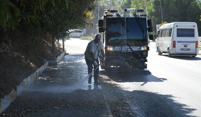 Kuşadası'nda cadde temizliği teknolojik araçlarla yapıldı