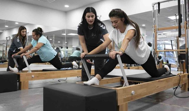 Mersin'de kadınlar ücretsiz pilates kursunda hem spor yapıyor hem sosyalleşiyor