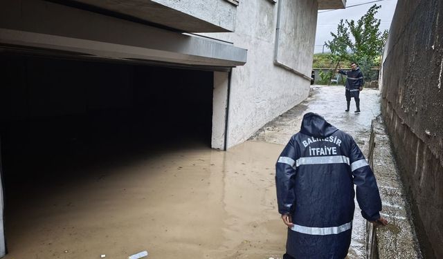 Balıkesir'de sağanak yaşamı olumsuz etkiledi