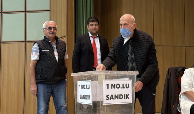 Borsanın 93 yaşındaki kıdemli üyesi, yürümekte güçlük çekmesine rağmen oy kullandı