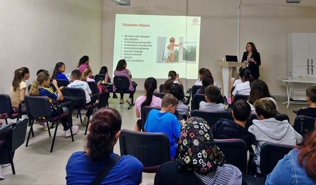 Gelibolu'da öğrenci ve velilere sağlık eğitimi verildi