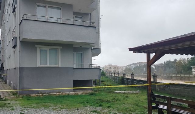 Yalova'da bahçesi çöken bina tahliye edildi