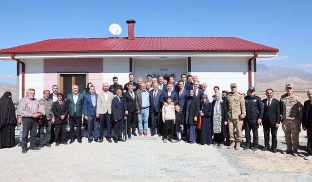 AFAD konutlarının anahtarları hak sahibi ailelere teslim edildi