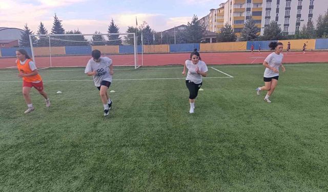 Ağrı Kadın Futbol Takımı, Vali Bozkurt'un desteğiyle 1. Lig hedefliyor