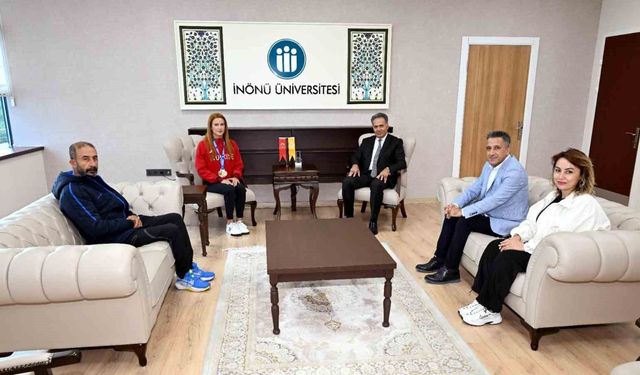Avrupa Şampiyonu Hatice Akbaş'tan Rektör Akpolat'a ziyaret