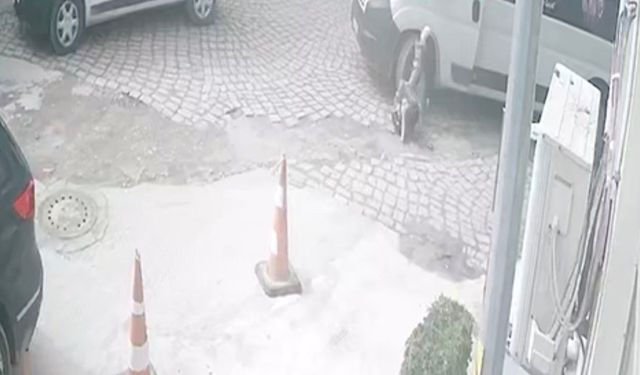 Ayağı minibüsün altında kalan yayanın görüntüleri güvenlik kamerasına yansıdı