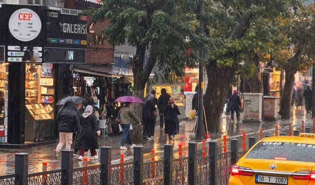 Bandırma'da sağanak yağış etkili oldu