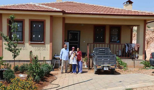 Depremzede aile yeni köy evinde hayata yeniden tutundu
