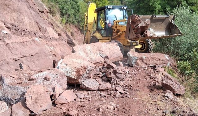 Efeler'de sağanak yağışın kapattığı mahalle yolları yeniden açıldı