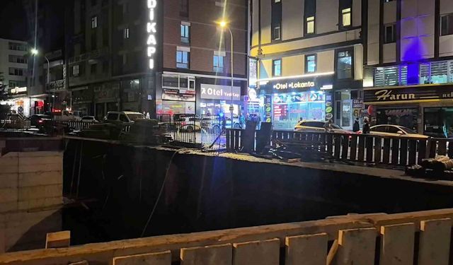 Erzurum'da sağanak alarmı: İnşaat alanında çökme meydana geldi, cadde trafiğe kapatıldı