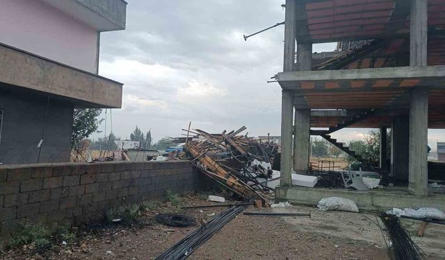 Fırtına da cami minaresi ve ağaç devrildi, çatı yıkıldı