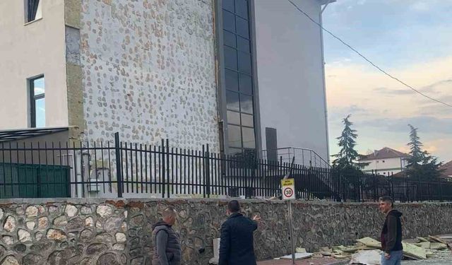 Fırtına okulun dış cephesine zarar verdi