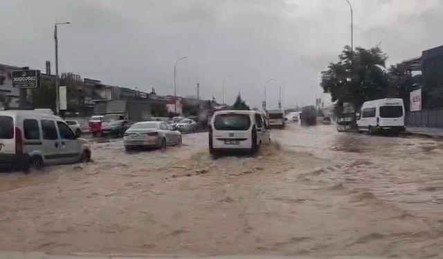 Gaziantep'te sağanak yağış sonrası yollar göle döndü