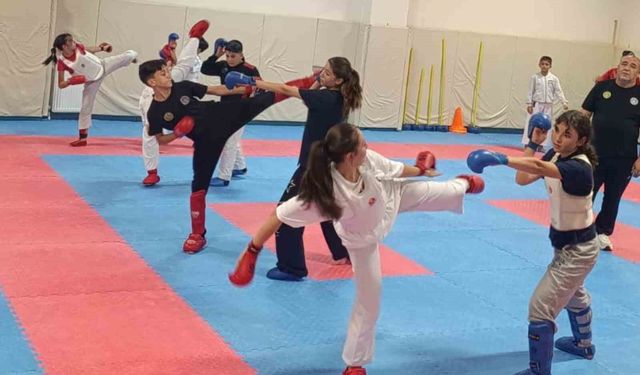 Genç sporcular haftanın 6 günü karate yapıyor