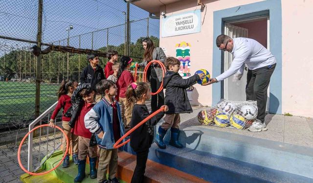 İzmir Büyükşehir'den okullara 37 milyon TL'lik spor malzemesi desteği