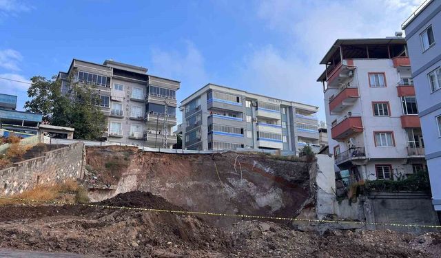 Kahramanmaraş'ta temel kazısı sırasında toprak kaydı, yol çöktü, vatandaşlar mağdur oldu