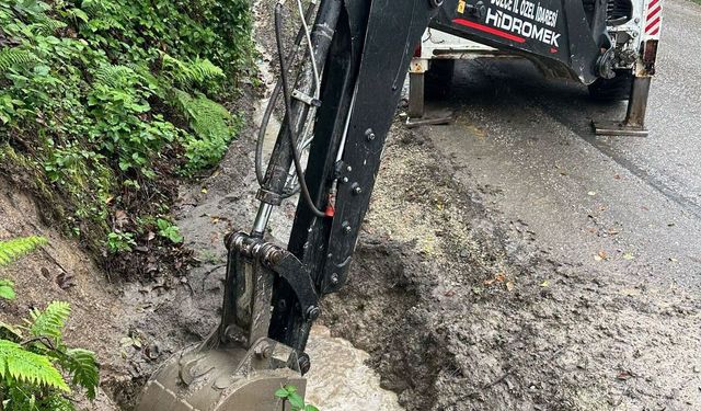 Kaynaşlı'da yağış sonrası menfezler temizlendi