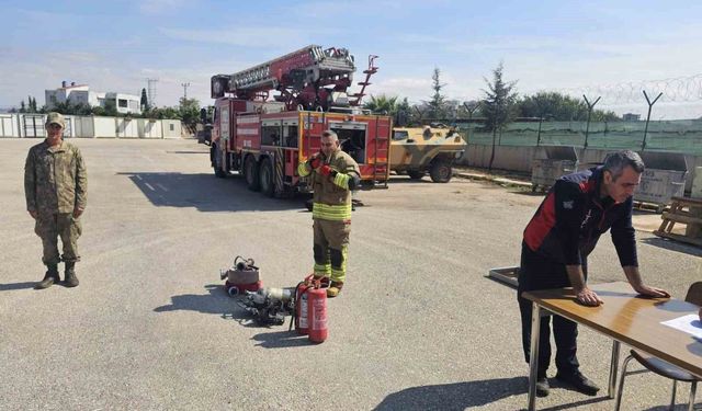 Reyhanlı'da Mehmetçiğe temel yangın eğitimi verildi