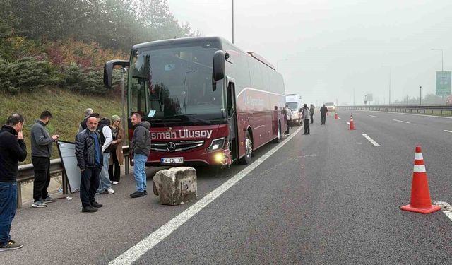 TEM Otoyolu'nda kamyonet, otomobil ve otobüs çarpıştı: 2 yaralı