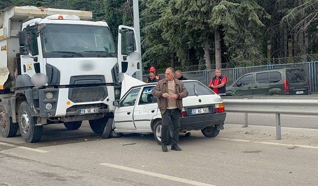 Ters yöne giren otomobil hafriyat kamyonunun altına girdi