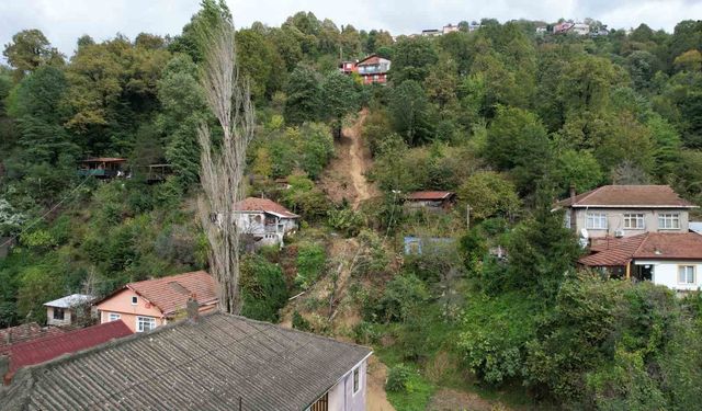 Zonguldak'ta heyelan nedeniyle evin yolu kapandı, elektrik hattı koptu