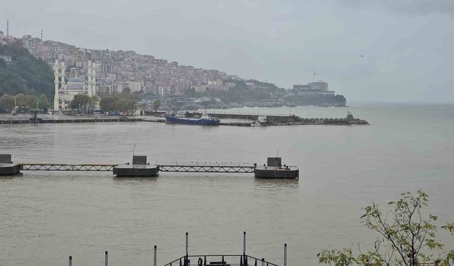 Zonguldak'ta sağanak yağış limanın rengini değiştirdi