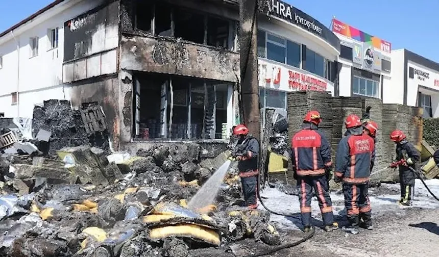 Yapı malzemesi satılan iş yeri yangında hasar gördü